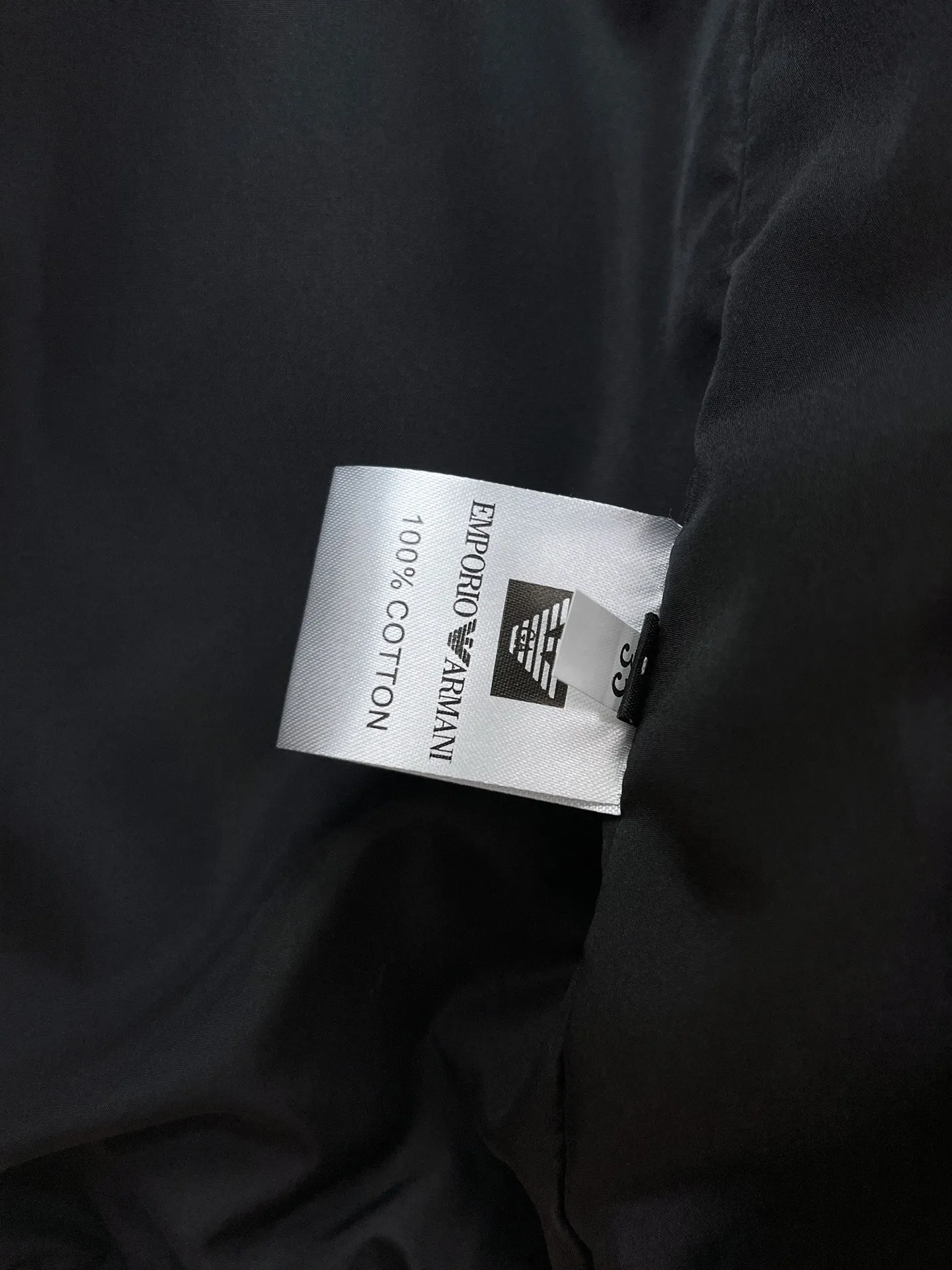 Armani official website Same Style, complete with three labels, on sale in advance. 2026 Autumn and Winter New Arrival men's jacket, Original with complete three labels, Premium version. Custom-made fabrics at the counter. Breathable, high comfort, impeccable details, brand element design concept, reflecting high quality. It feels delicate and soft, presents a casual cut, and has a great upper body shape. Sizes: M～3XL,